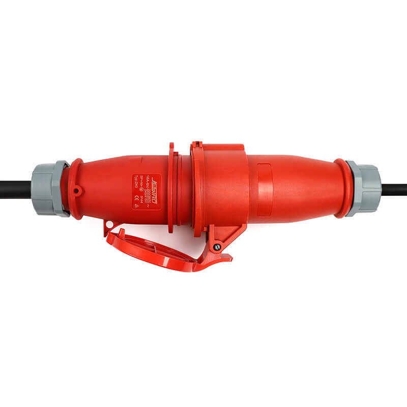 De Thuislader stopcontact type 2 3-fase 8A-16A 5,5kW-11kW voor elektrische auto is een rode industriële connector met gesloten wartels en een scharnierend deksel, perfect voor gebruik als EV lader of type 2 krachtstroomlader tegen een witte achtergrond.