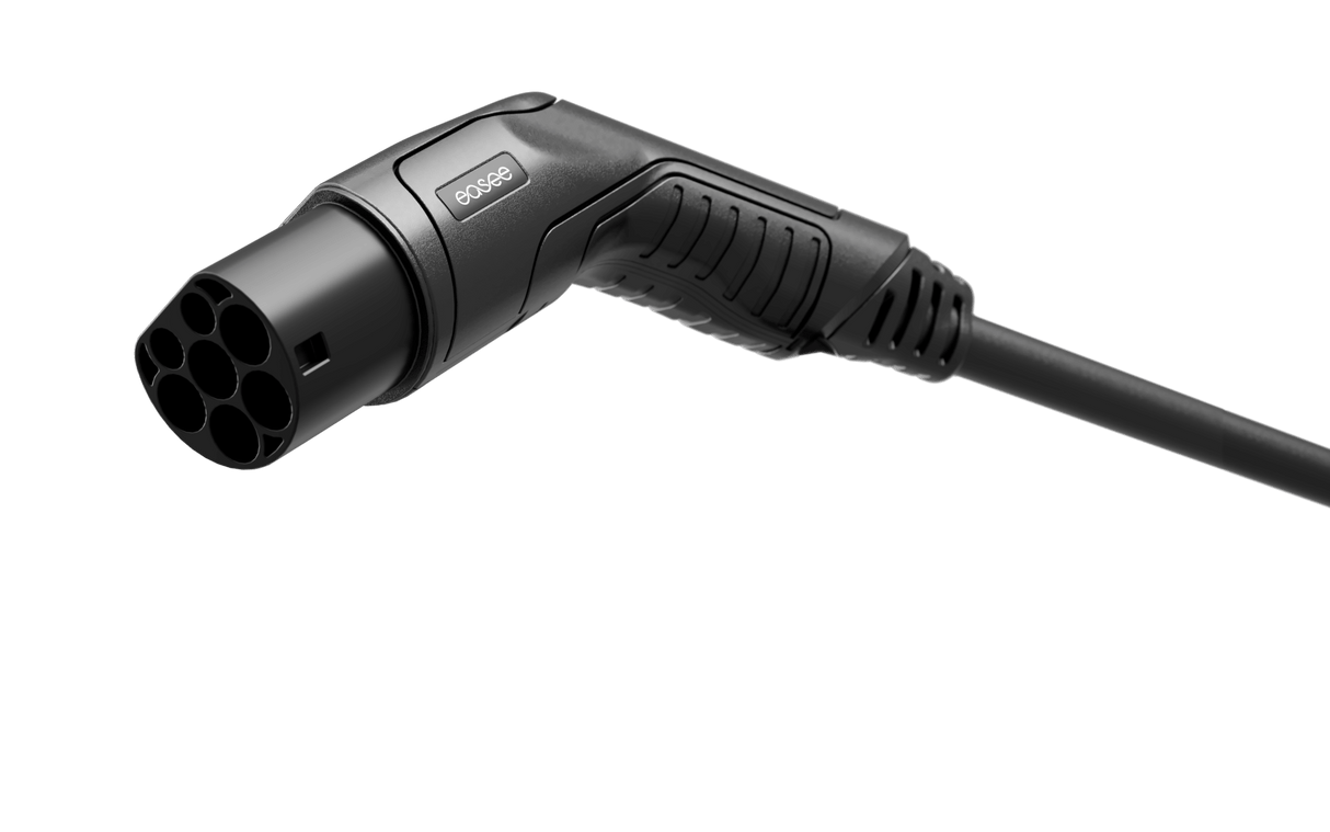 De Easee 7,5 meter laadkabel type 2 Mennekes naar type 2 3-fase 32A heeft een zwarte Type 2 EV laadconnector met getextureerde grip, meerdere ronde pinnen en bevestigde kabel, geïsoleerd afgebeeld op een witte achtergrond.