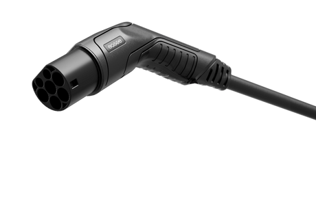 De Easee 7,5 meter laadkabel type 2 Mennekes naar type 2 3-fase 32A heeft een zwarte Type 2 EV laadconnector met getextureerde grip, meerdere ronde pinnen en bevestigde kabel, geïsoleerd afgebeeld op een witte achtergrond.