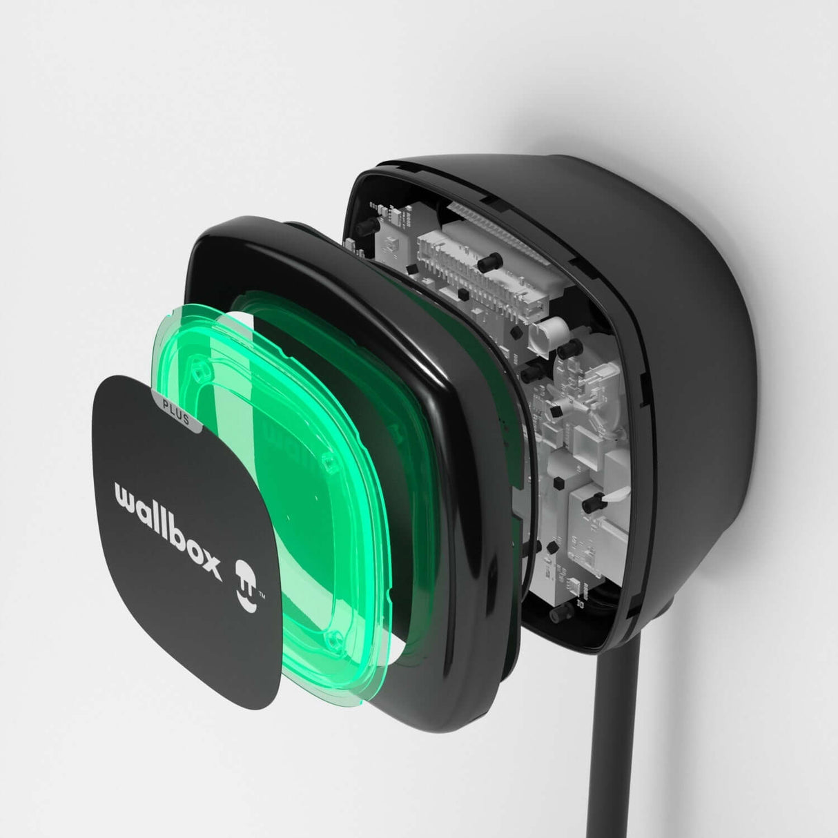 De Voordeelset Laadstation Wallbox Pulsar Plus (3,7kW-22kW) is een wandlader met een type 2 vaste kabel (5 of 7 meter), met een zwart design, gedeeltelijk zichtbare interne componenten en een stekkerpictogram op het deksel voor efficiënt opladen.