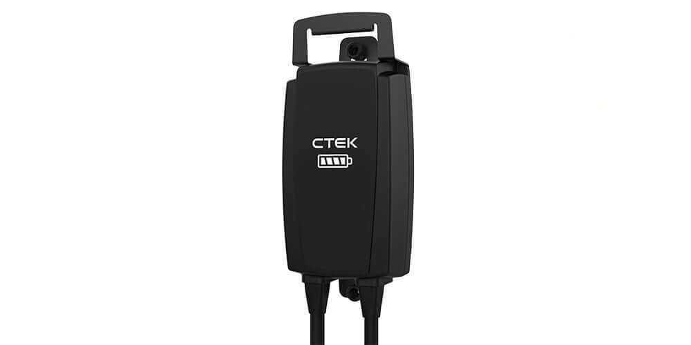 De CTEK NJORD® GO WALL MOUNT is een zwarte 11kW acculader met een handvat aan de bovenkant, twee kabels aan de onderkant en een accupictogram op de voorkant, tegen een effen witte achtergrond.