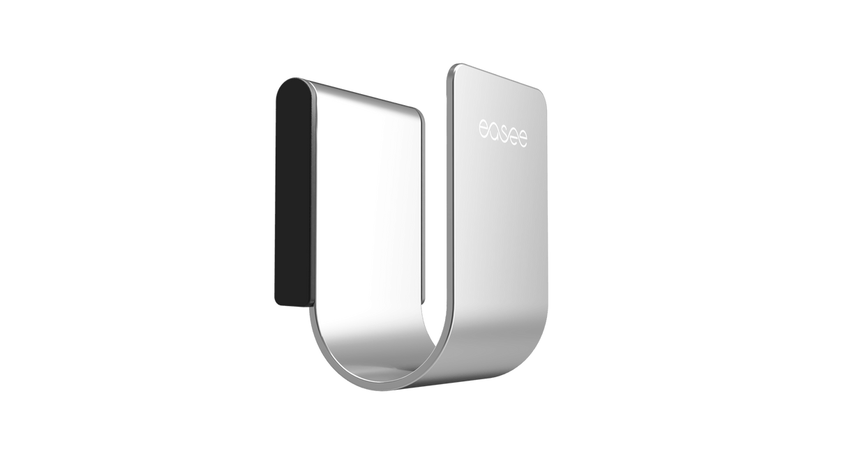 De Easee kabelhouder Wit/Rood/Zwart/Chrome is een slanke, U-vormige roestvrijstalen kabelhouder met een zwarte binnenkant en "OOSE" gegraveerd op de voorkant, afgebeeld tegen een effen zwarte achtergrond.