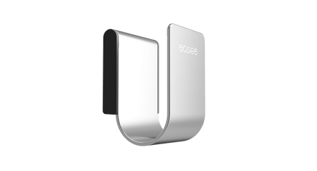 De Easee kabelhouder Wit/Rood/Zwart/Chrome is een slanke, U-vormige roestvrijstalen kabelhouder met een zwarte binnenkant en "OOSE" gegraveerd op de voorkant, afgebeeld tegen een effen zwarte achtergrond.