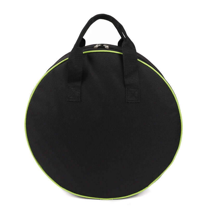 De Luxe opbergtas voor laadkabels is een zwarte, ronde tas met twee hengsels en groene bies, ideaal om je kabel in één beweging te organiseren en te beschermen. Afgebeeld tegen een witte achtergrond.