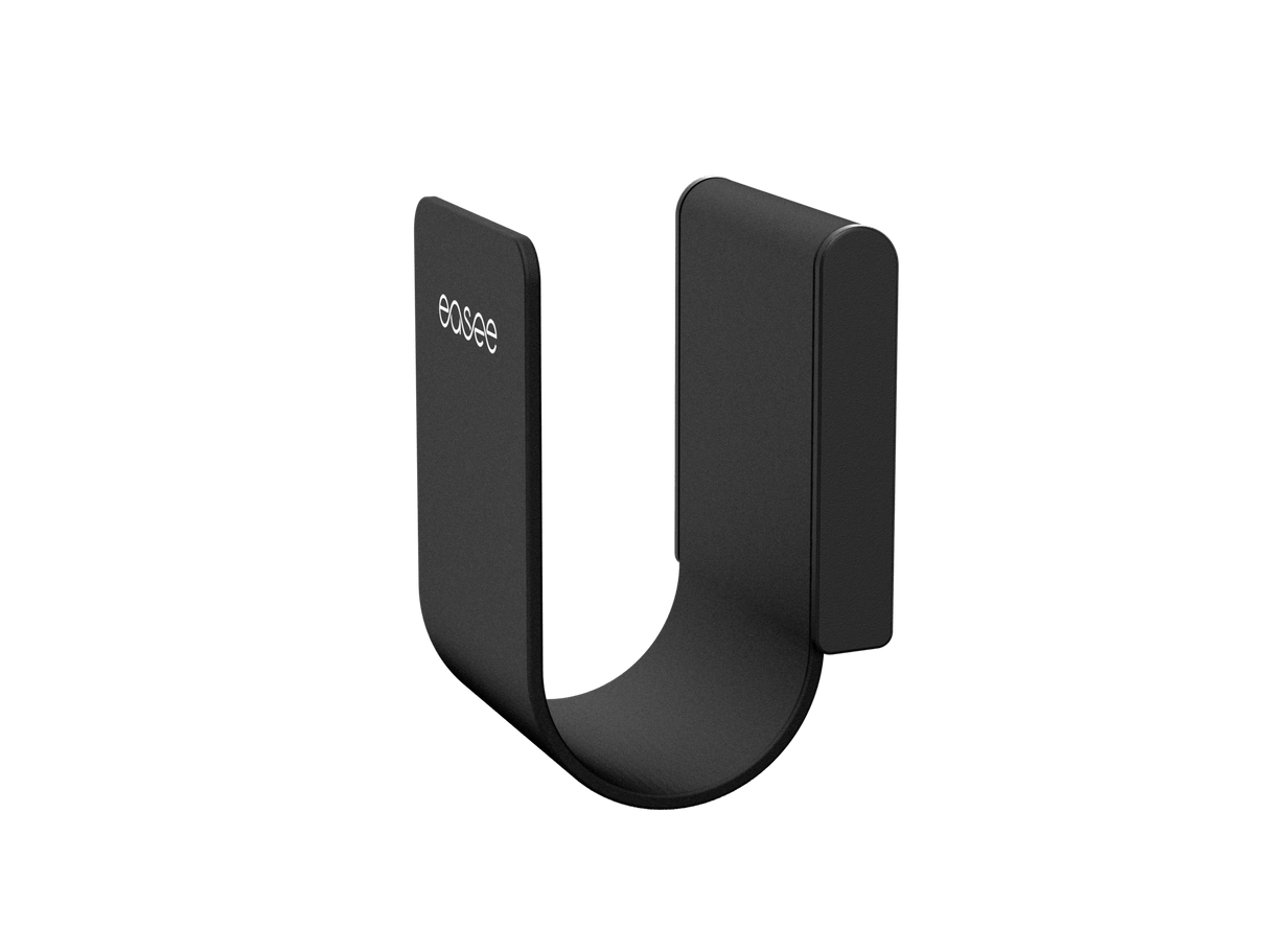 De Easee kabelhouder Zwart is een minimalistische, U-vormige wandhaak van roestvrij staal, ideaal voor laadkabels. "Sogee" staat in het wit op de zijkant.