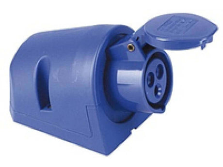 Een blauwe CEE wandcontactdoos voor buiten 1-polig 32A voor veilig laden met 32A thuislader, met scharnierend deksel open om drie ronde gaten te onthullen. De schuine behuizing bevat een handgreep en dient als spuitwaterdichte opbouwdoos voor industrieel gebruik.