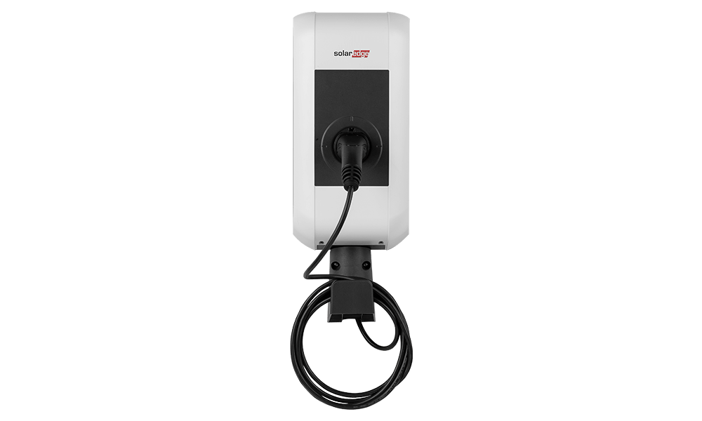 De Laadstation SolarEdge Home EV 22kW Type 2 met 6 meter kabel is een witte wandlader met een zwarte kabel aan de onderkant en een stekker erin - ideaal voor het opladen van elektrische voertuigen met zonne-energie.