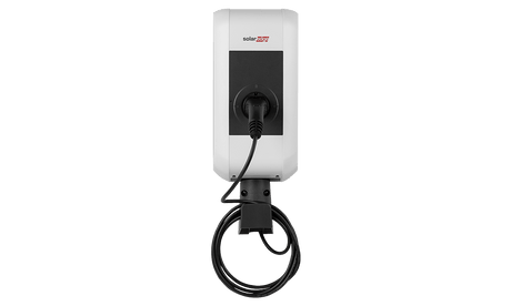 De Laadstation SolarEdge Home EV 22kW Type 2 met 6 meter kabel is een witte wandlader met een zwarte kabel aan de onderkant en een stekker erin - ideaal voor het opladen van elektrische voertuigen met zonne-energie.