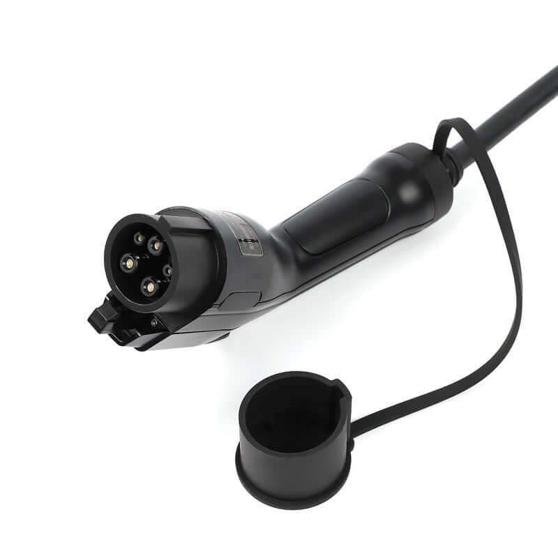 De Laadkabel voor laadpaal type 1 16A 3,7kW voor elektrische auto is een zwarte Type 1 laadkabel met een beschermkap die is bevestigd met een bandje, weergegeven op een witte achtergrond.