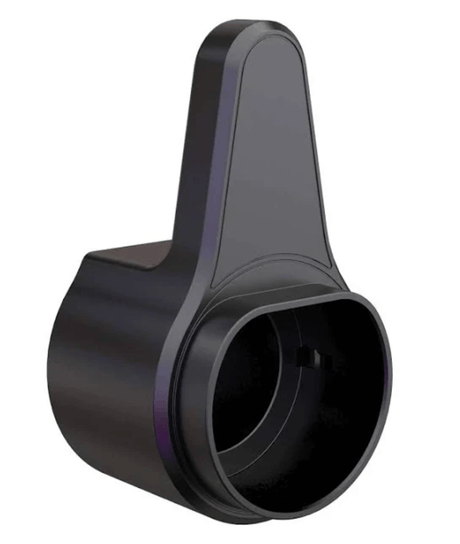 Een zwart, cilindervormig onderdeel van kunststof of metaal met een grote opening aan de voorkant en een verticaal lipje aan de achterkant, waarschijnlijk een Kabelhouder type 2 laadkabel EV voor het vasthouden of organiseren van een oplaadkabel voor elektrische voertuigen.