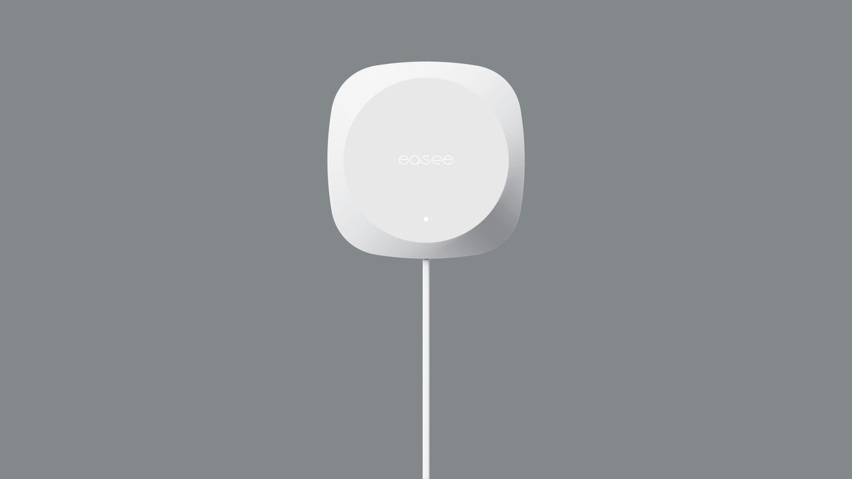 Een ronde, witte laadpaal thuis met het label "easee" heeft een enkele witte kabel op een effen grijze achtergrond - ideaal voor naadloze load balancing met de Easee Equalizer Load balancing voor P1 poort van slimme meter.