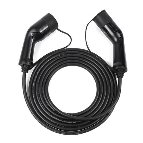 Een opgerolde zwarte Laadkabel voor laadpaal type 2 1-fase 16A 3,7kW voor elektrische auto is afgebeeld op een witte achtergrond, met Type 2 connectoren aan beide uiteinden.