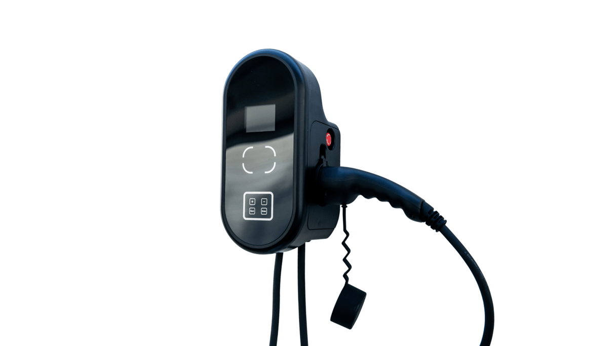Een EV Laadpaal | Type 2 | 1-Fase & 3-Fase | 16A & 32A Varianten, in zwart met een digitaal display en toetsenbord, is gemonteerd op een witte achtergrond. De laadkabel is aangesloten en de beschermkap hangt aan de kabel.