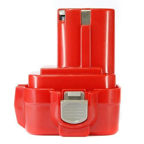 Een rode oplaadbare accu voor Makita 9,6 V NI-MH elektrisch gereedschap, compatibel met 9000, 9100, 9135, 192535-6 en 193058-7 modellen, met een grijze ontgrendelingsknop en twee metalen aansluitingen bovenop, rechtop staand.