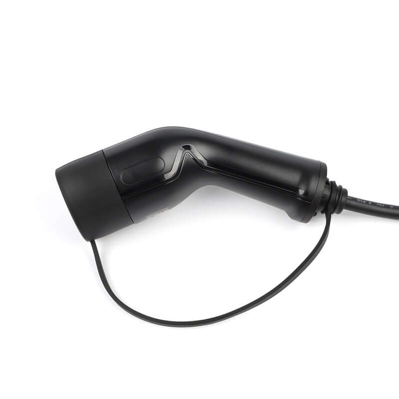 De Laadkabel voor laadpaal type 2 1-fase 16A 3,7kW voor elektrische auto is een zwarte Type 2 EV laadkabel met een gebogen handvat, afgebeeld tegen een witte achtergrond.