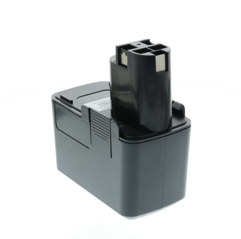 Een zwarte Bosch 12V Ni-MH accu (vervangt BAT011, 2 607 335 055, 071, 250, 2607335090) voor elektrisch gereedschap, rechthoekig met uitstekende connectoren, is afgebeeld op een witte achtergrond.