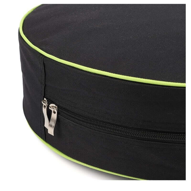 Een close-up van het Luxe opbergtasje voor laadkabels - een rond tasje van zwarte stof met groene biezen en een dubbele rits. Perfect voor het beschermen en organiseren van je kabel in één beweging, waardoor het ideaal is voor het opbergen van je laadaccessoires.