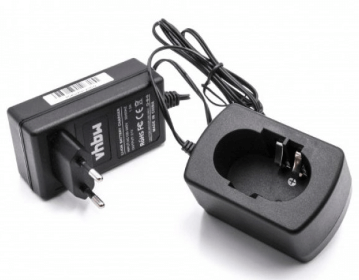 Een zwarte vervangende acculader voor Hitachi 18V Li-Ion (compatibel met BCL 1815, BCL 1830, EBM 1830) met Europese stekker en losse houder, beide verbonden door een kabel, op een witte achtergrond.