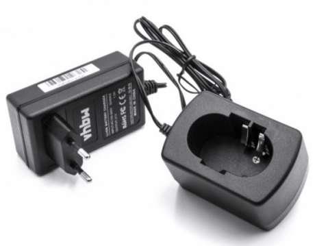 Een zwarte vervangende acculader voor Hitachi 18V Li-Ion (compatibel met BCL 1815, BCL 1830, EBM 1830) met Europese stekker en losse houder, beide verbonden door een kabel, op een witte achtergrond.