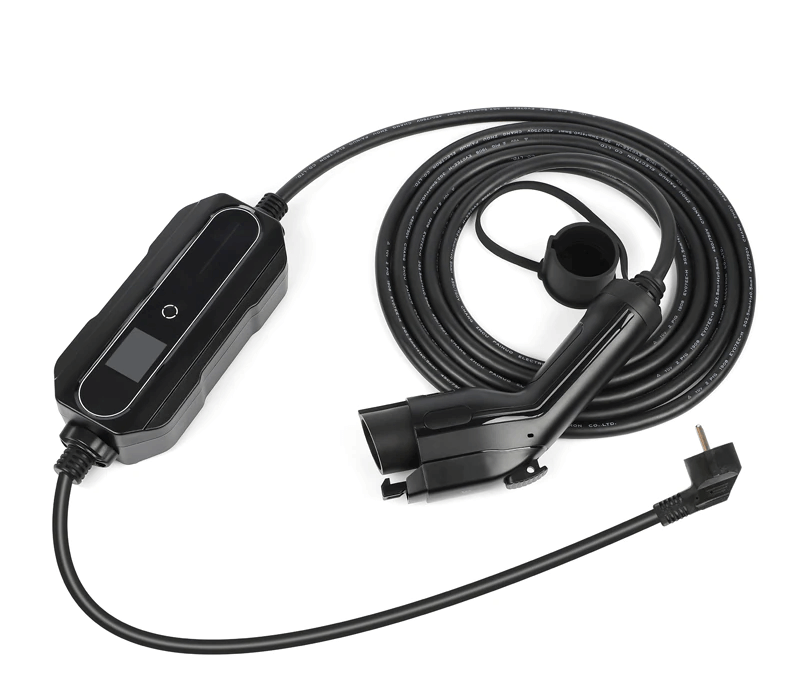 Een zwarte Thuislader stopcontact type 1 (1-fase, 6A-16A, 1,3kW-3,6kW) voor elektrische auto met controlebox en handgreep. Mobiele laadkabel voor flexibel laden thuis of onderweg, netjes opgerold op een witte achtergrond.