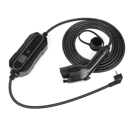 Een zwarte Thuislader stopcontact type 1 (1-fase, 6A-16A, 1,3kW-3,6kW) voor elektrische auto met controlebox en handgreep. Mobiele laadkabel voor flexibel laden thuis of onderweg, netjes opgerold op een witte achtergrond.
