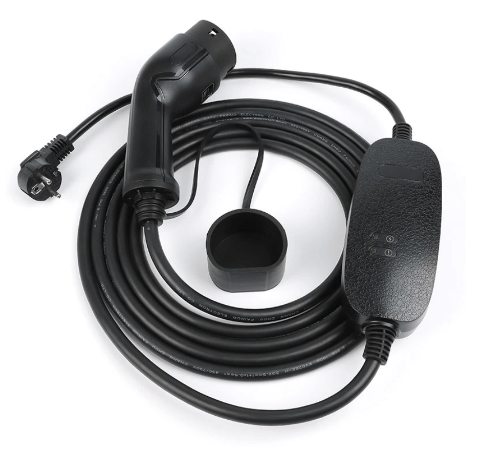 De Thuislader stopcontact zonder display type 2 1-fase 16A 3,6kW 4 meter voor elektrische auto is een zwarte oplaadkabel met stekker, Type 2 connector, in-line controlebox en organisatiering-ideaal als mobiele thuislader oplossing.