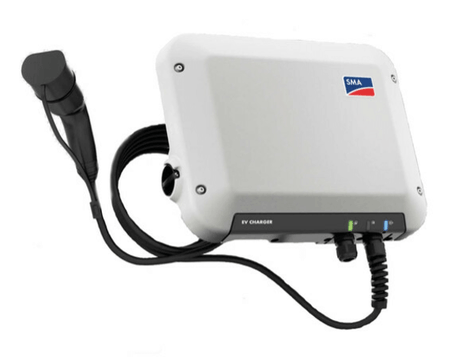 De Laadpaal SMA energy 3 fase 32A 22kW is een EV-lader voor aan de muur met een zwarte kabel, stekker, indicatielampjes en een SMA-logo, perfect voor het integreren van je PV-systeem met efficiënt opladen van voertuigen.