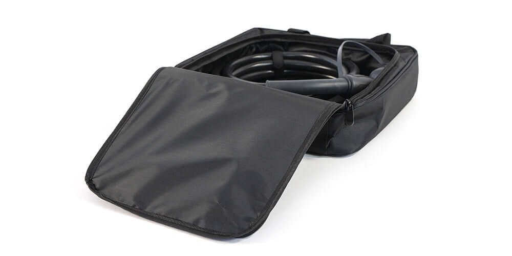 Een zwarte draagtas met rits en een open deksel bevat een opgerolde zwarte CTEK Laadkabel type 2 naar type 1 SAE J1772 1-fase 32A en sproeikop - ideaal om uw elektrische auto laadkabel in op te bergen.