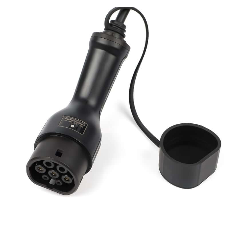 De "Laadkabel voor laadpaal type 2 3-fase 16A 11kW voor elektrische auto" met connector is afgebeeld in zwart naast de verwijderde beschermkap op een witte achtergrond.