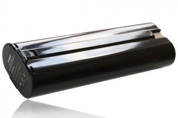 Een zwarte 7,2V Ni-MH accu voor AEG, Ryobi & Milwaukee gereedschap (compatibel met B72, RB7.2, 48-11-0100) met afgeronde vorm en clip bovenop ligt op een witte reflecterende ondergrond. Ultra hoge capaciteit vervangende batterij.