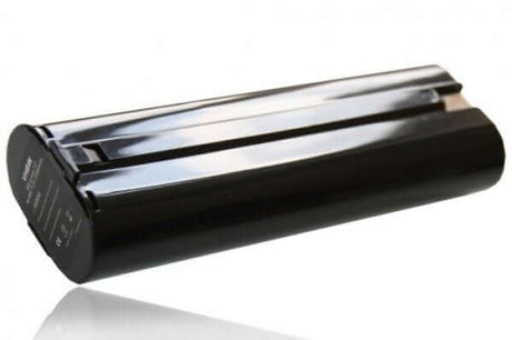 Een zwarte 7,2V Ni-MH accu voor AEG, Ryobi & Milwaukee gereedschap (compatibel met B72, RB7.2, 48-11-0100) met afgeronde vorm en clip bovenop ligt op een witte reflecterende ondergrond. Ultra hoge capaciteit vervangende batterij.
