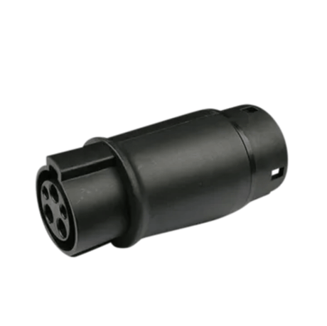 De Verloop type 1 yazaki naar type 2 mennekes voor elektrische auto is een zwarte, cilindervormige connector met vier ronde gaten in een vierkant patroon, ideaal als adapter voor laadkabel elektrische auto's, geïsoleerd afgebeeld op een witte achtergrond.
