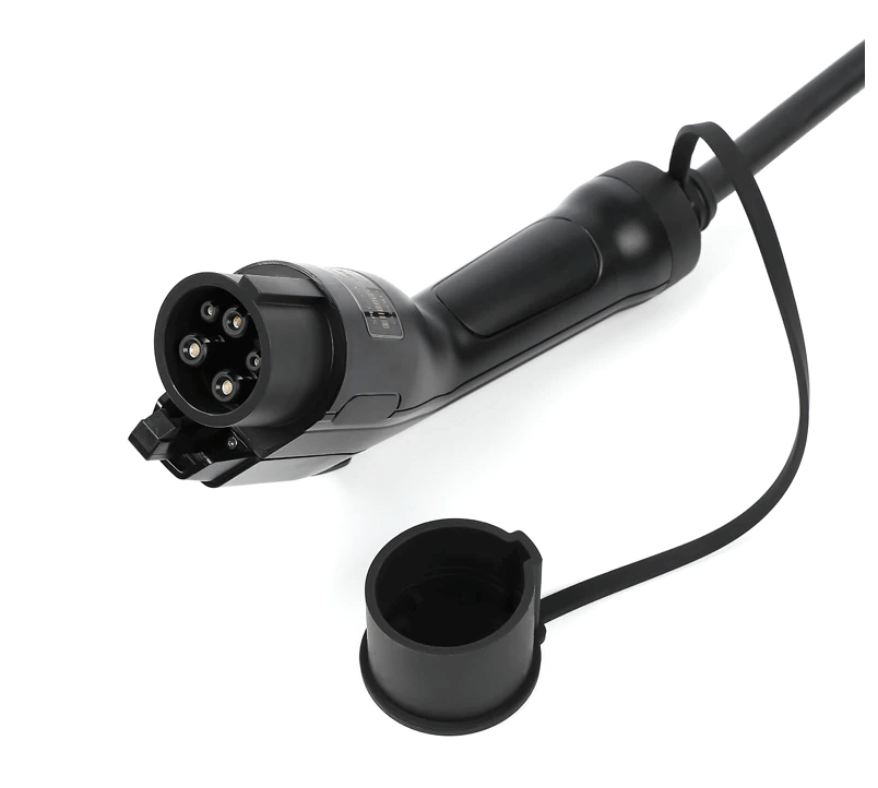 De Thuislader stopcontact type 1 1-fase 6A-16A 1,3kW-3,6kW voor elektrische auto's heeft een zwarte Type 1 laadstekker met drie metalen pinnen en een open beschermkap bevestigd met een band, afgebeeld tegen een effen witte achtergrond.