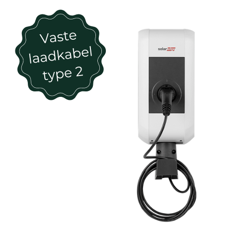 Een witte muurbevestigde SolarEdge Home EV 22kW lader met een 6m lange zwarte Type 2 kabel is aangesloten. Op een groene badge staat "Vaste laadkabel type 2.". Geschikt voor zonne-energie laden met het SolarEdge Home EV Laadstation.
