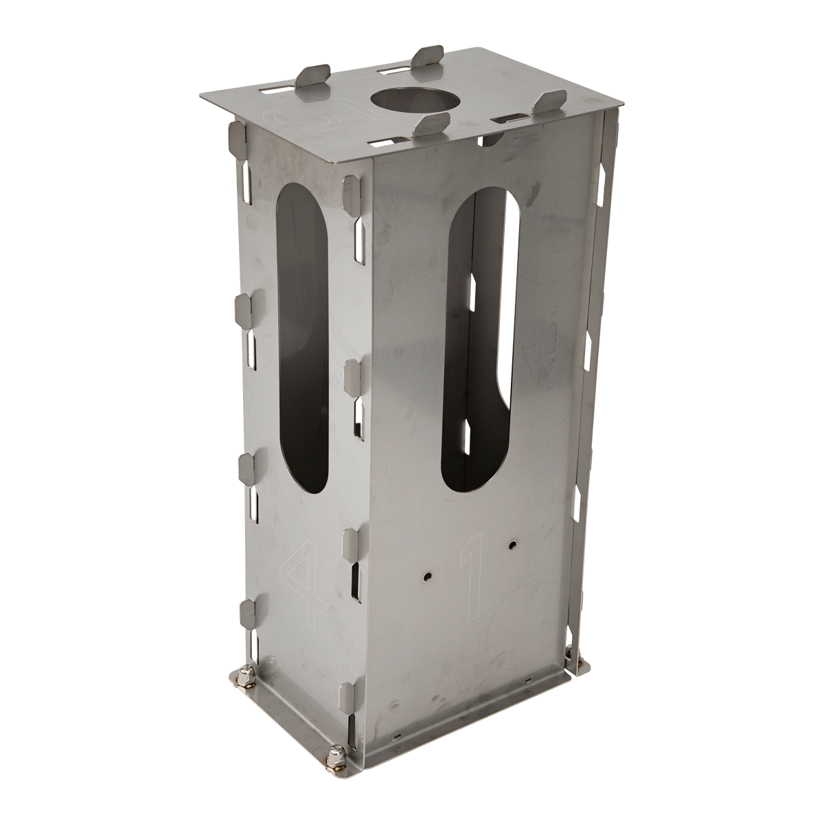 De Alfen Metalen sokkel voor Alfen laadpalen is een rechthoekige metalen sokkel met ovale uitgesneden ramen aan elke kant en randlipjes, ontworpen om rechtop te staan op een vlakke ondergrond.