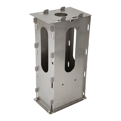 De Alfen Metalen sokkel voor Alfen laadpalen is een rechthoekige metalen sokkel met ovale uitgesneden ramen aan elke kant en randlipjes, ontworpen om rechtop te staan op een vlakke ondergrond.