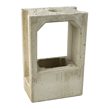 De Alfen Betonnen voor Eve laadpaal sokkel voor montagepaal is een holle, rechthoekige betonnen sokkel met strakke randen en een open midden. Het oppervlak heeft kleine vlekken en imperfecties, wat wijst op blootstelling aan de elementen.