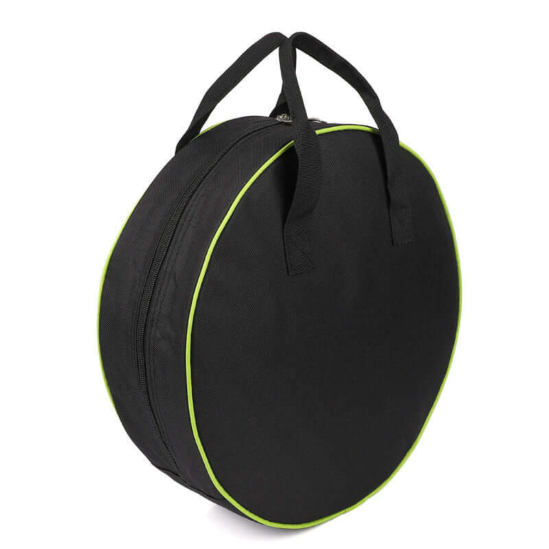 Het Luxe opbergtasje voor laadkabels is een rond zwart tasje met twee korte hengsels, een ritssluiting en een felgroene bies, perfect om je oplaadkabel in één keer te beschermen en te organiseren.