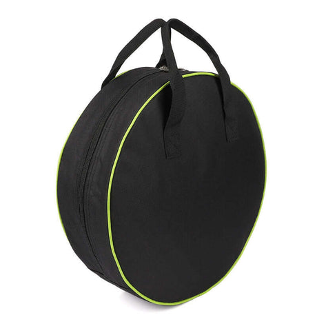 Het Luxe opbergtasje voor laadkabels is een rond zwart tasje met twee korte hengsels, een ritssluiting en een felgroene bies, perfect om je oplaadkabel in één keer te beschermen en te organiseren.
