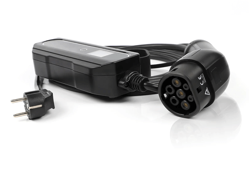 De Thuislader stopcontact type 1 1-fase 6A-16A 1,3kW-3,6kW is een zwarte laadkabel voor elektrische auto's met een Europese stekker, schakelkast en meerpinsconnector; verstelbaar laadvermogen biedt flexibiliteit en gemak.