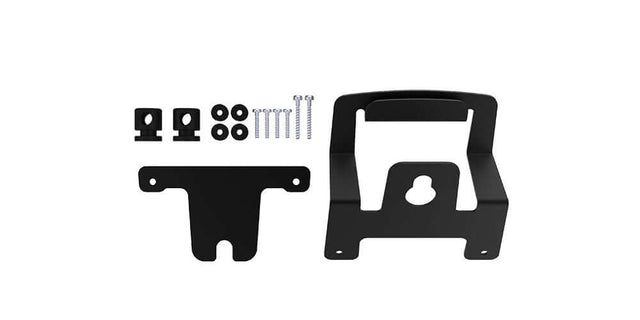 De CTEK NJORD¨ GO WALL MOUNT-kit bevat twee zwarte metalen beugels, vier schroeven, vier ringen en twee kleine klemmen - ideaal voor het monteren van uw 11kW mobiele lader of CTEK Njord Go. Alle items worden getoond op een witte achtergrond.