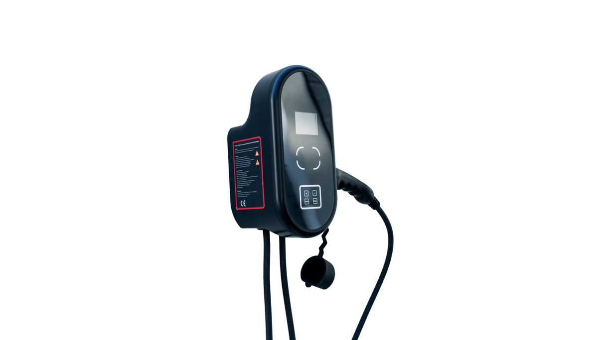 De EV Laadpaal | Type 2 | 1-Fase & 3-Fase | 16A & 32A Varianten is een zwart laadstation met een display, bedieningsknoppen en een aangesloten kabel, geïsoleerd afgebeeld op een witte achtergrond.