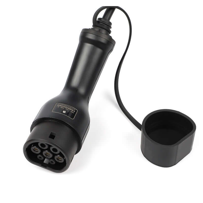 De Laadkabel voor laadpaal type 2 3-fase 32A 22kW voor elektrische auto, afgebeeld met bevestigde kabel en verwijderbare kap op een witte achtergrond, is ideaal voor het opladen van elektrische voertuigen tot 22 kW.