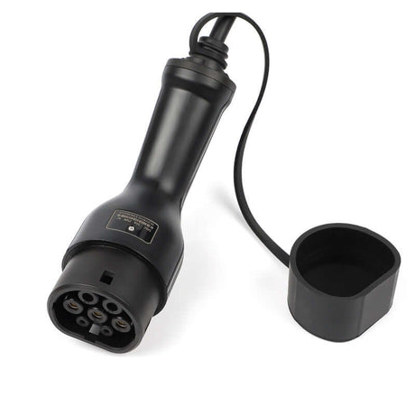 De Laadkabel voor laadpaal type 2 3-fase 32A 22kW voor elektrische auto, afgebeeld met bevestigde kabel en verwijderbare kap op een witte achtergrond, is ideaal voor het opladen van elektrische voertuigen tot 22 kW.