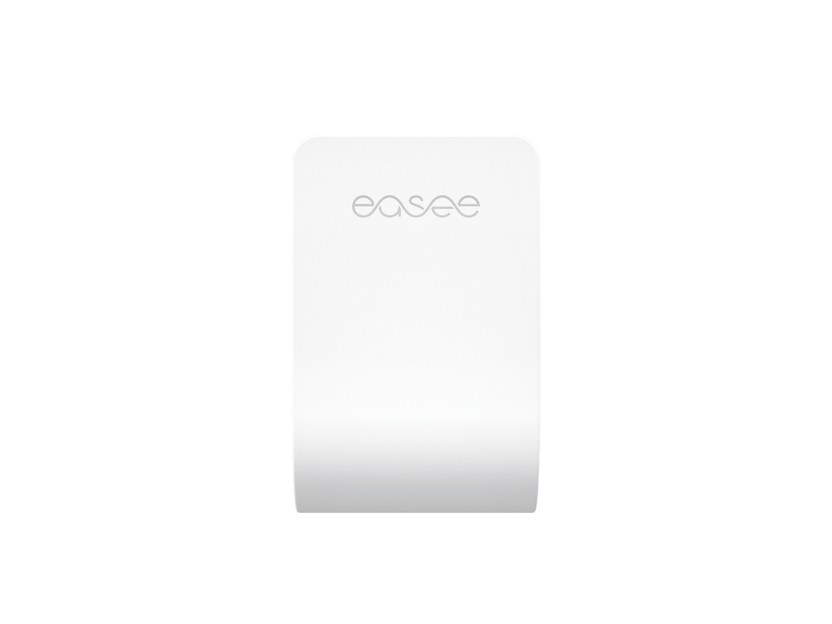 Een slank, wit, rechthoekig apparaat met "easee" in lichtgrijs op de voorkant wordt getoond boven een Easee kabelhouder Wit. Beide staan tegen een effen zwarte achtergrond.