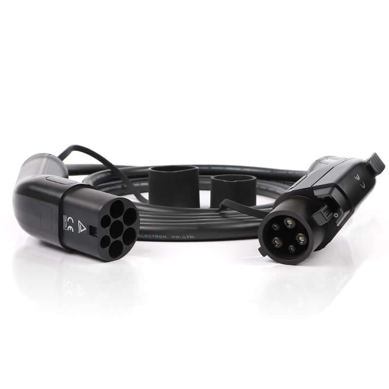 Laadkabel voor laadpaal type 1 16A 3,7kW voor elektrische auto, opgerold en zwart, met Type 2 en Type 1 connectoren naast elkaar op een witte achtergrond.