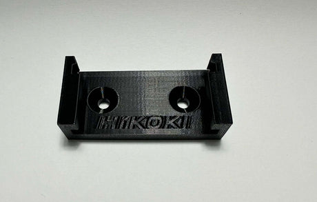 Een set van 6 zwarte 3D-geprinte plastic accuhouders voor Hitachi, elk met twee schroefgaten en "HIKOKI" in reliëf op de voorkant, ideaal voor het opbergen van Hitachi accu's. Afgebeeld op een effen witte achtergrond.