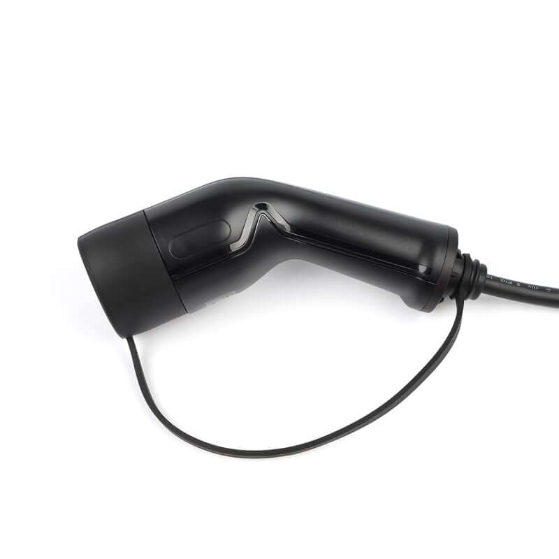 Een Laadkabel voor laadpaal type 2 3-fase 32A 22kW voor elektrische voertuigen is afgebeeld in zwart met een aangesloten kabel tegen een witte achtergrond.