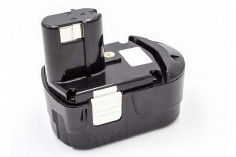 Een zwarte 1500mAh Ni-MH Accu voor Hitachi Gereedschap 18V, compatibel met EB1814SL/EB1820L/EB1830HL en Hitachi DS18DFL/DV18DL/WH18DL gereedschap, met rechthoekige connector en witte ontgrendelingsclip op witte achtergrond.