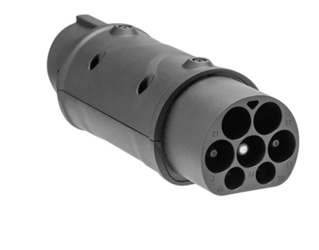 Een close-up van de Verloop type 2 Mennekes naar type 1 Yazaki voor elektrische auto toont de zwarte connector met meerdere ronde pinnen, waardoor een Type 1 EV kan opladen bij Europese stations met een Type 2 stopcontact.